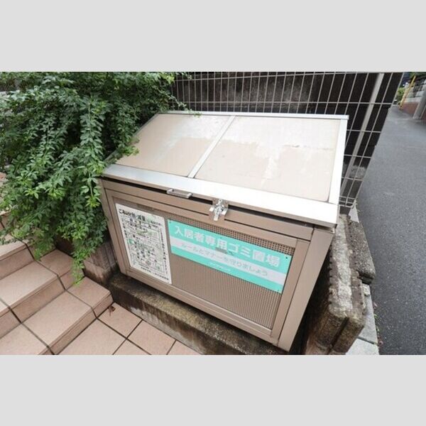 現地周辺 (ごみ置き場)