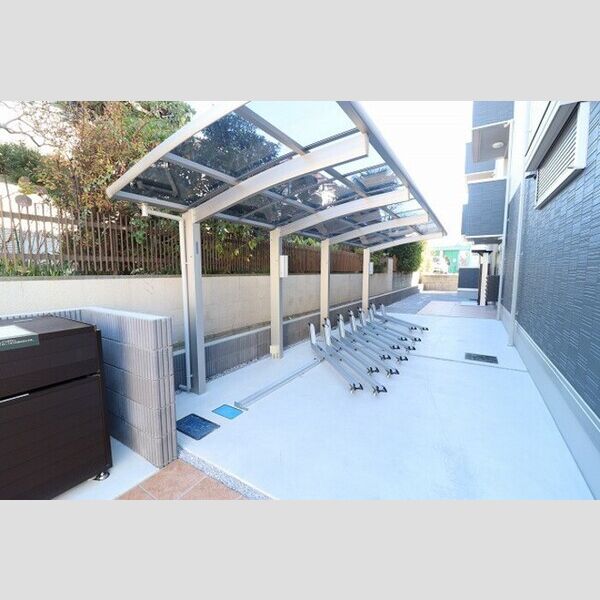 現地周辺 (駐輪場)