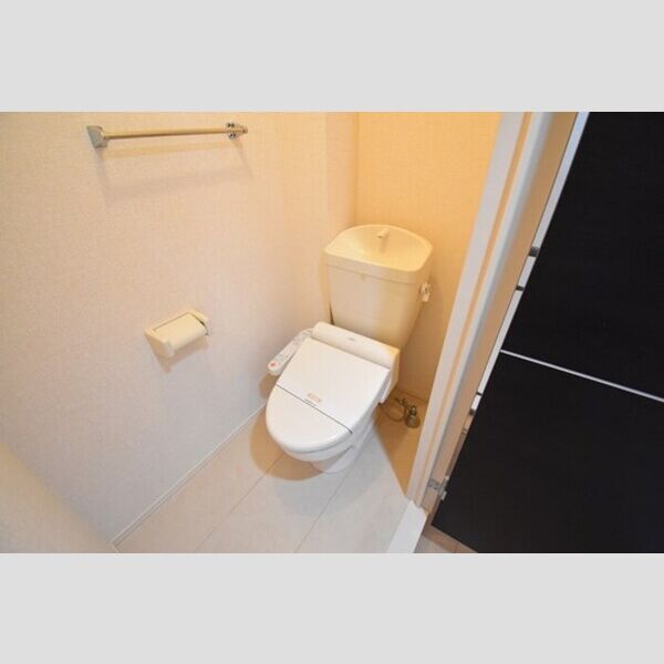 トイレ (トイレ　温水洗浄暖房便座付き)