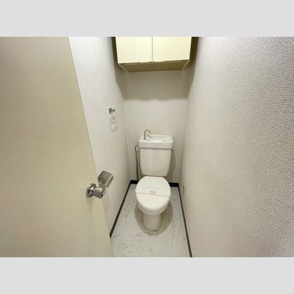 トイレ (トイレ)