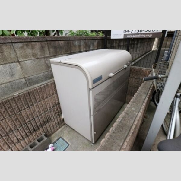 現地周辺 (敷地内ゴミ置場)