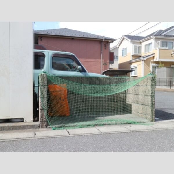 現地周辺 (敷地内ゴミ置場)
