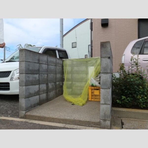 現地周辺 (敷地内ゴミ置場)