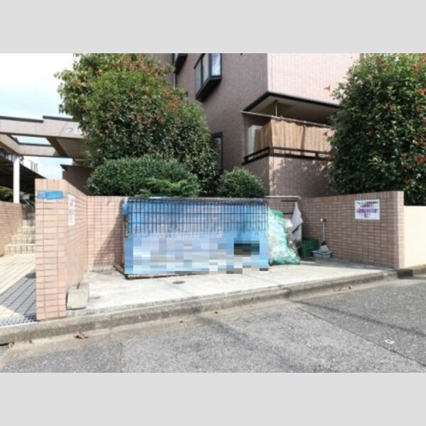 現地周辺 (敷地内ゴミ置場)