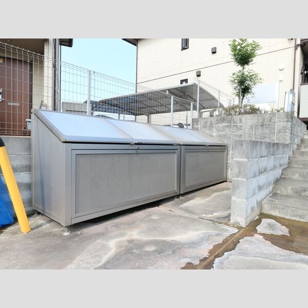 現地周辺 (敷地内ごみ置き場)