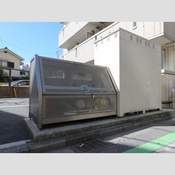 現地周辺 (敷地内ゴミ置場)