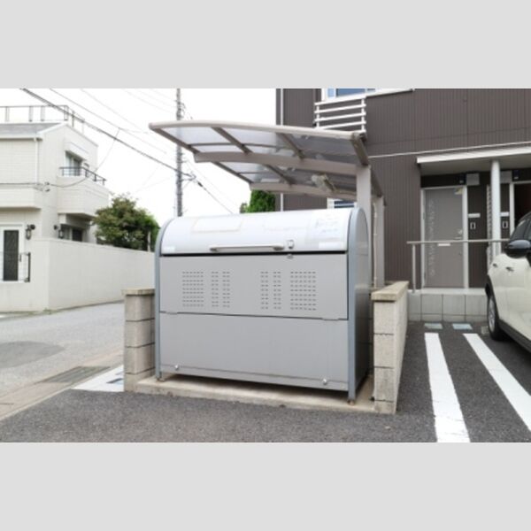 現地周辺 (敷地内ゴミ置き場)