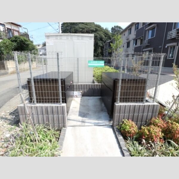 現地周辺 (敷地内ゴミ置場)
