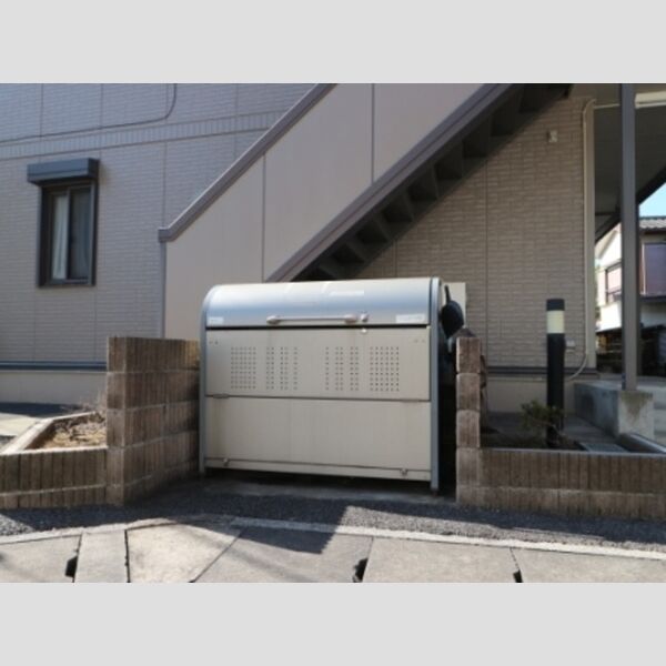 現地周辺 (敷地内ゴミ置場)