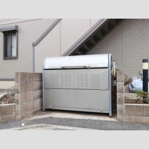 現地周辺 (敷地内ゴミ置場)