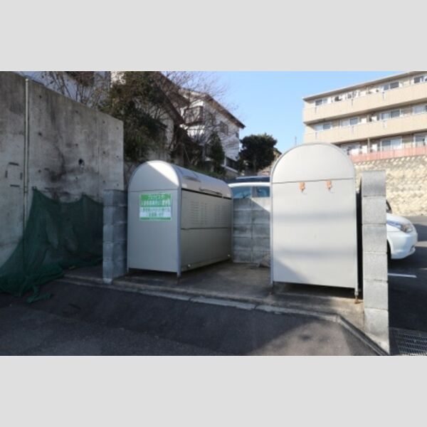 現地周辺 (敷地内ゴミ置場)