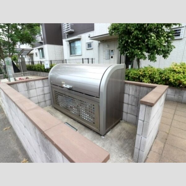 現地周辺 (敷地内ゴミ置場)