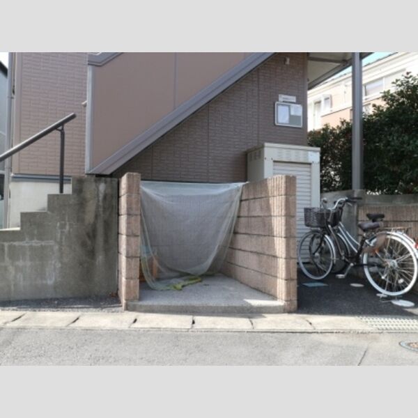 現地周辺 (敷地内ゴミ置場)