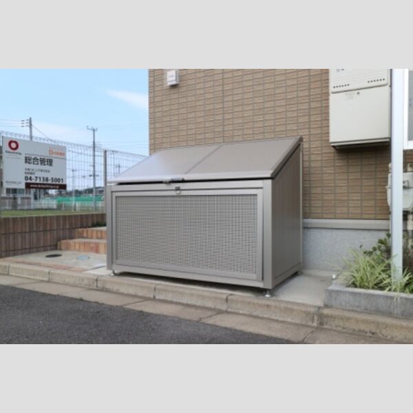現地周辺 (敷地内ごみ置場)