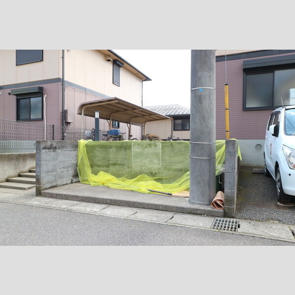現地周辺 (敷地内ごみ置場)
