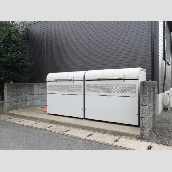 現地周辺 (敷地内ごみ置場)