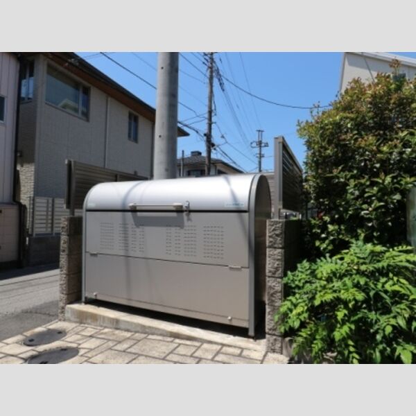 現地周辺 (敷地内ゴミ置場)