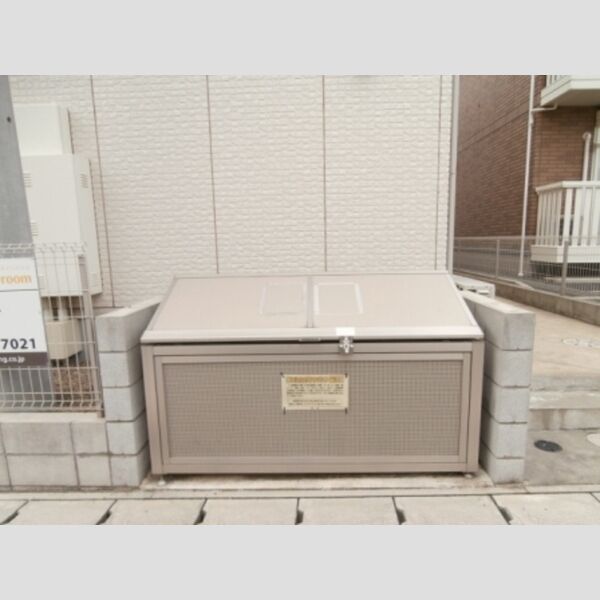 現地周辺 (敷地内ゴミ置場)
