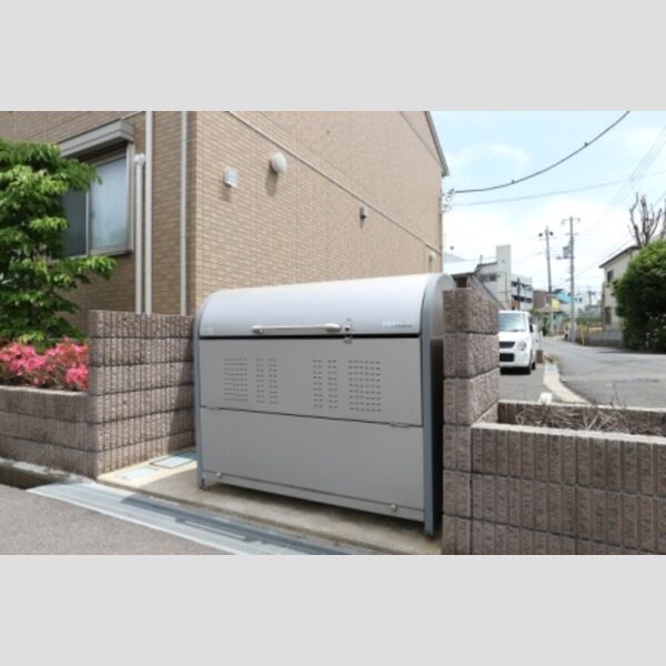 現地周辺 (敷地内ゴミ置場)