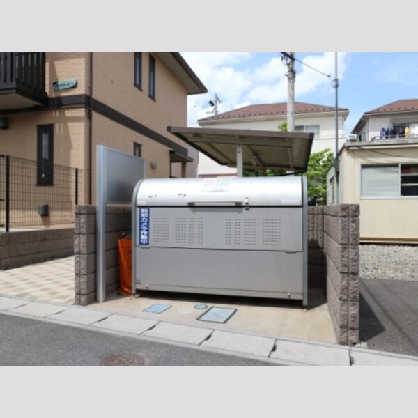 現地周辺 (敷地内ゴミ置場)