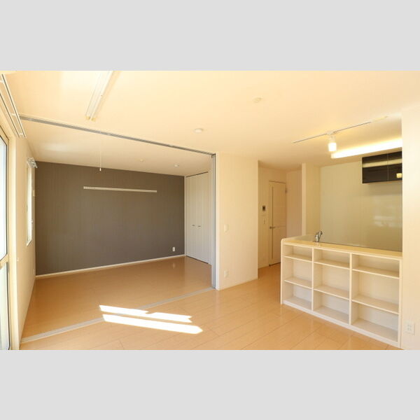 居室・リビング (リビングから洋室)