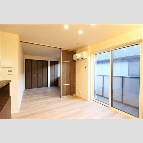 居室・リビング (リビングから洋室)