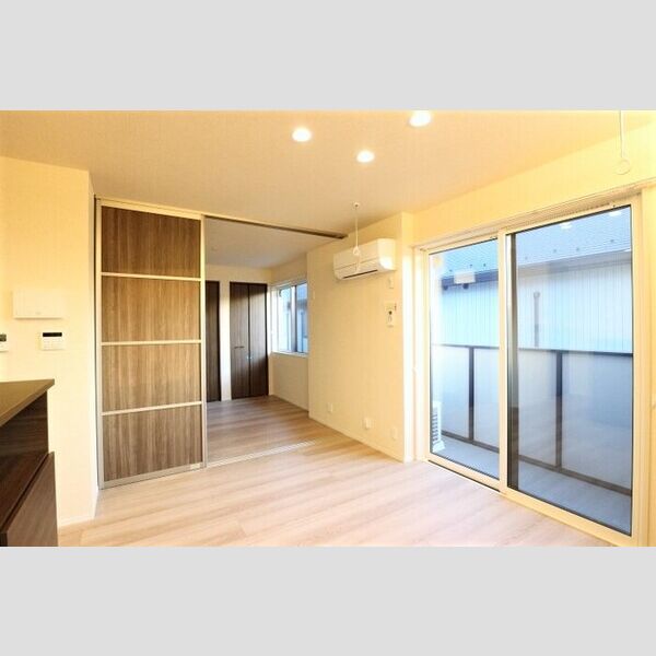 居室・リビング (リビングから洋室)