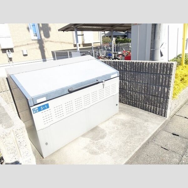 現地周辺 (ゴミストッカー)