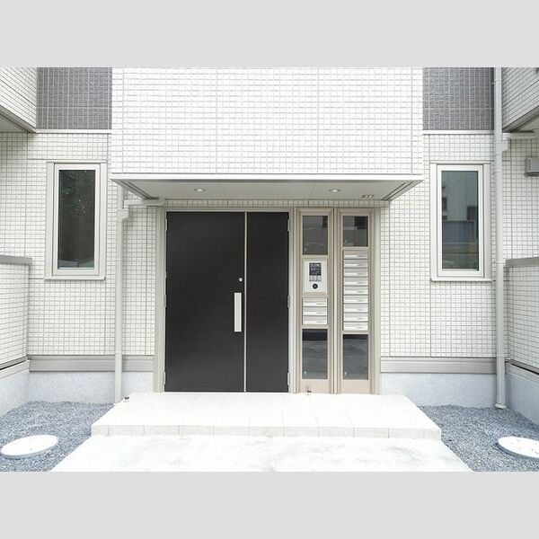 エントランス (エントランスはオートロック付です)