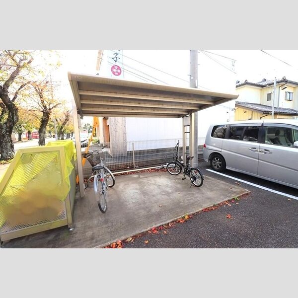 現地周辺 (駐輪場)