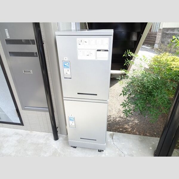 現地周辺 (宅配BOXで不在時の荷物の受け取りも楽々♪)