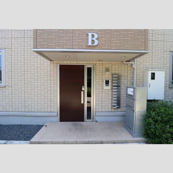 エントランス (エントランスはオートロックです)