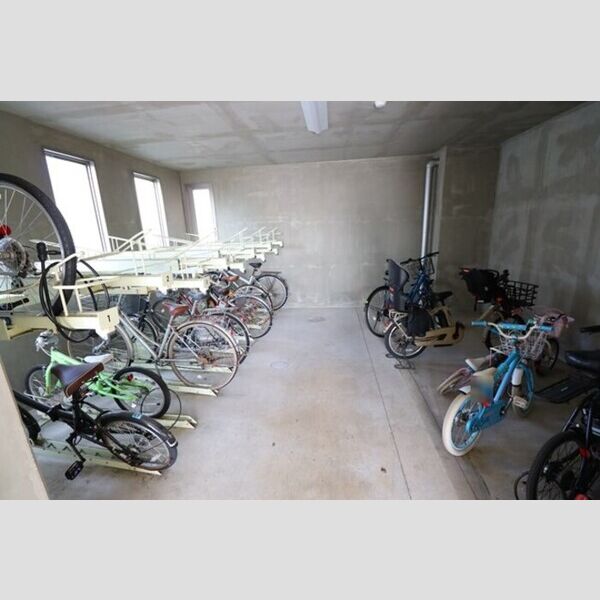 現地周辺 (駐輪場)