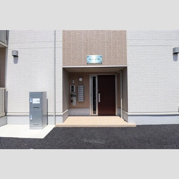 エントランス (エントランスはオートロックです)