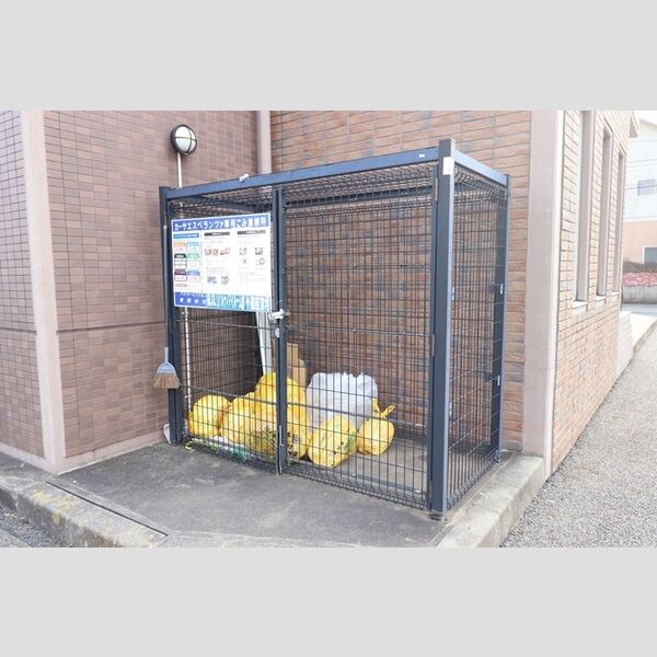 現地周辺 (ゴミ集積所)