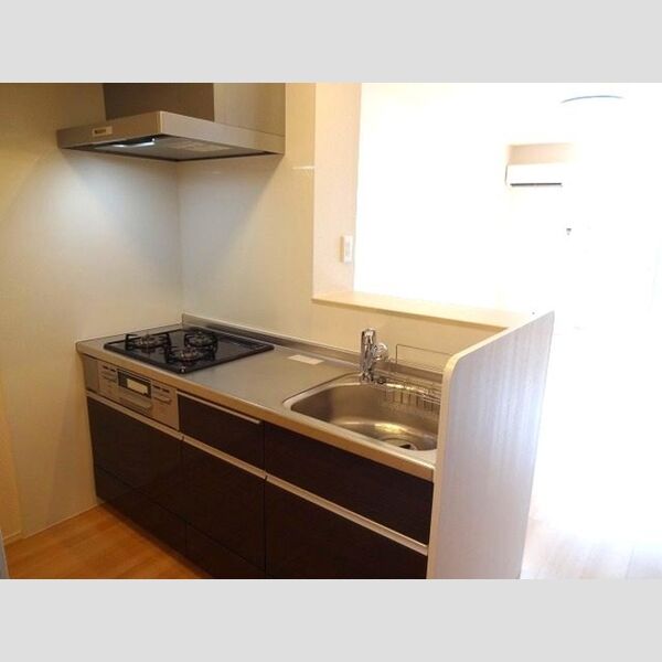 キッチン (対面式システムキッチン(ガスコンロ付)で、クッキング中の会話も弾みます♪)