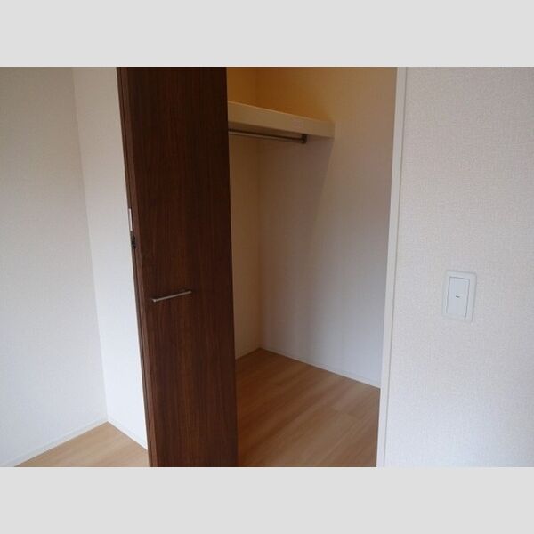 収納 (ウォークインクローゼット付いています。たっぷり収納できますよ。)