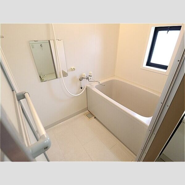 バス (追い焚き給湯式浴室(小窓付))