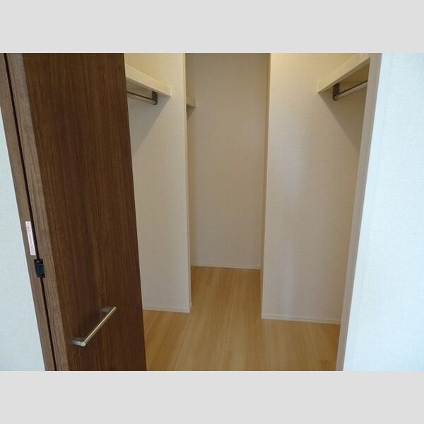 収納 (ウォークインクローゼット付いています。たっぷり収納できますよ。)