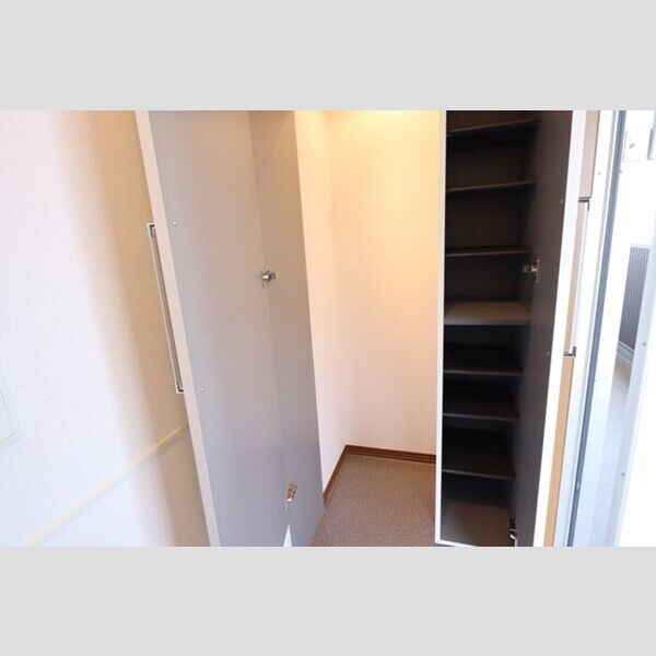 玄関 (トールタイプの姿見付シューズクローク)