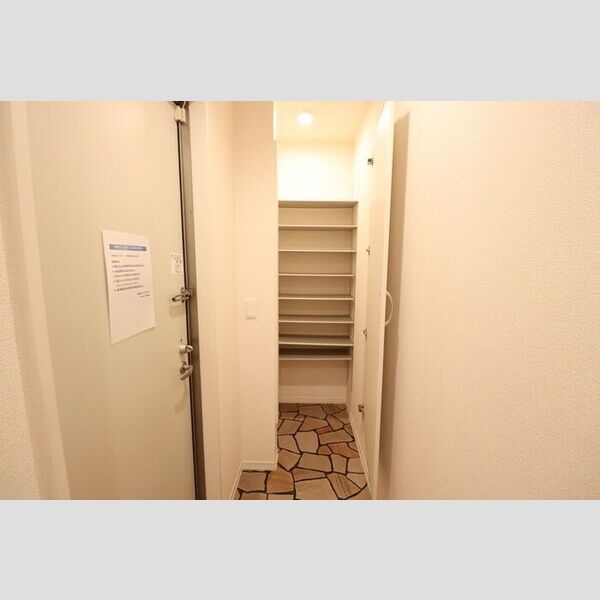 玄関 (トールタイプの姿見付シューズクローク)