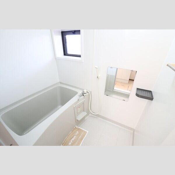 バス (給湯式浴室(小窓付))