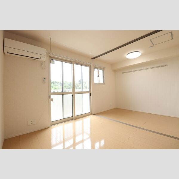 その他 (リビング全景(別角度))