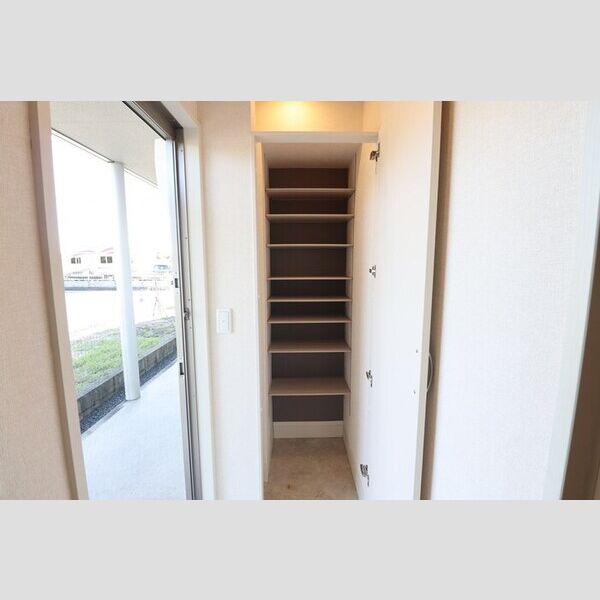 玄関 (トールタイプの姿見付シューズクローク)