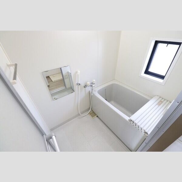 バス (追い焚き給湯式浴室(小窓付))