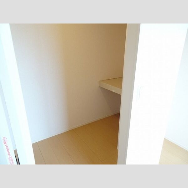 収納 (ウォークインクローゼット付いています。たっぷり収納できますよ。)