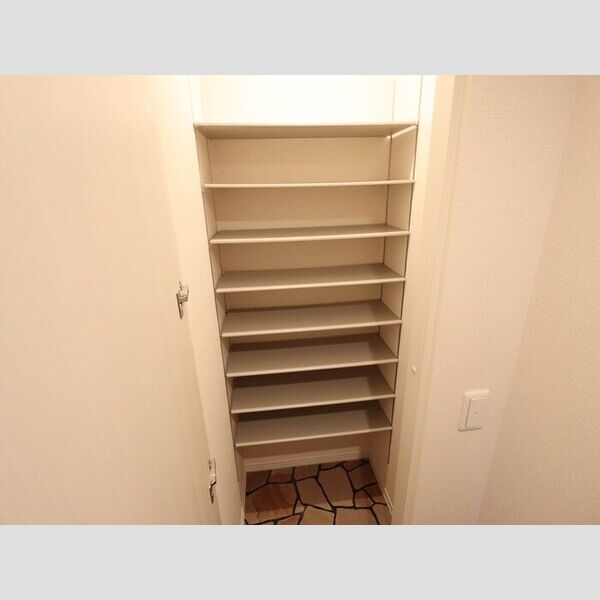 玄関 (トールタイプの姿見付シューズクローク)