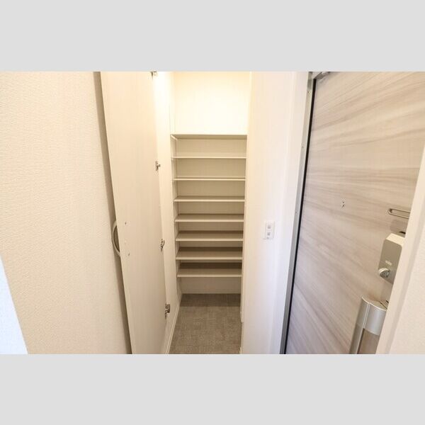 玄関 (トールタイプの姿見付シューズクローク)