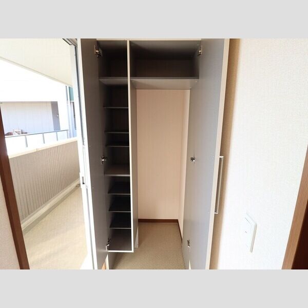 玄関 (トールタイプの姿見付シューズクローク)