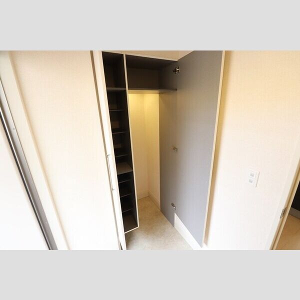 玄関 (トールタイプの姿見付シューズクローク)